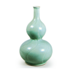 Gourd-shaped wine bottle with spiral design,