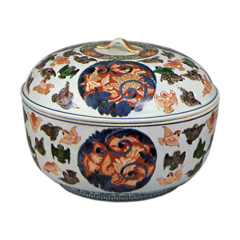 Covered bowl with spallow design, enamelied ware