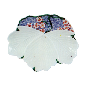 Dish with　ivy and　plum　blossom　design. underglaze　blue. overglaze enamels