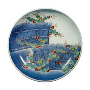 Dish with design of ivies along brushwood fences. underglaze blue. overglaze enamels