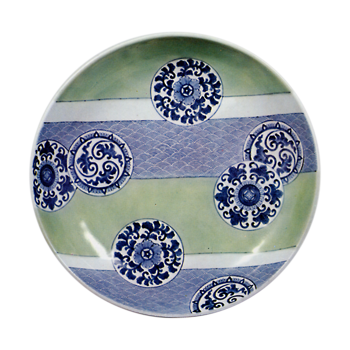 Dish with karahana (conventionalized flowers) design, blue and white，partial celadon glaze