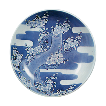 Dish with plum-tree design， blue and white