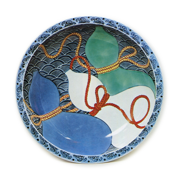 Dish with three gourd design. undergiaze blue. overglaze enamels
