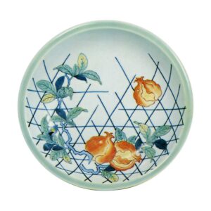 Disn with design of pomegranates along the fence. underglaze blue，overglaze enamels