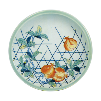 Disn with design of pomegranates along the fence. underglaze blue，overglaze enamels
