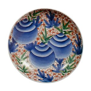 Dish with design of three hoiu (sacred jewel)，undergtaze blue，over glaze enamels