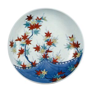 Dish with design of mapie Viewing excursion, underglaze blue，over glaze enamels