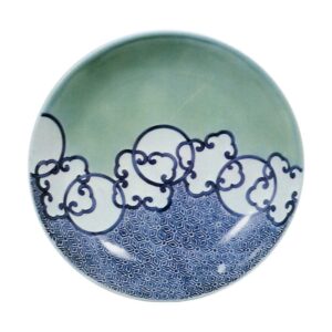 Dish with design of circles linked by quarterfoils,celadon glaze, and blue and white