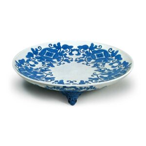 Three･legged dish with shippo circle and floral scroll design, blue and white