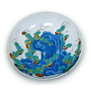 Five dishes with rock and ivy design, underglaze blue, overglaze enamels