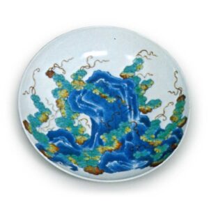 Five dishes with rock and ivy design, underglaze blue, overglaze enamels