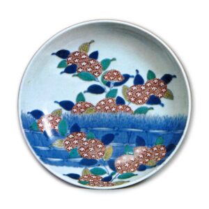 Dish with design of ajisa･(hydrangea) plant along brushwood fence, underglaze blue. overglaze enamels