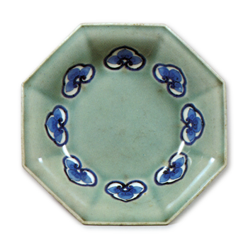 Dish with design or nyoigashira (head of abbot's baton), blue and white reserved against celadon glaze