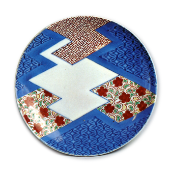 Dish with design of saya-gata (key fret）diapers. underglaze blue overgiaze enamels