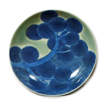 Dishes with design of pine･tree and seigaiha 'overlapping waves) blue and white, partial celadon glaze on reserved area