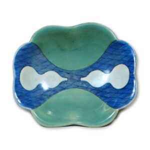 Dish with design of gourds and seigaiha waves, blue and white,partial celadon glaze on reserved area