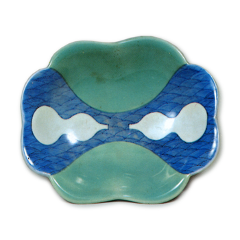 Dish with design of gourds and seigaiha waves, blue and white,partial celadon glaze on reserved area