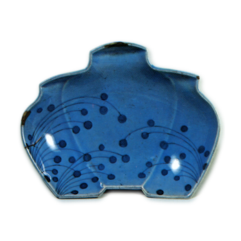 Dish in shape of three-pots,with kusudama (ornamental deodorizer) design, blue ane white