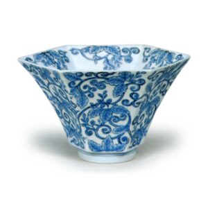 Mukozuke bowl with pautownja scroll design, blue and white