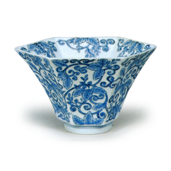 Mukozuke bowl with pautownja scroll design, blue and white