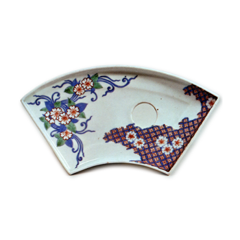 Fan･shaped dish with cherry and shippo circle design, underglaze blue. overglaze enamels