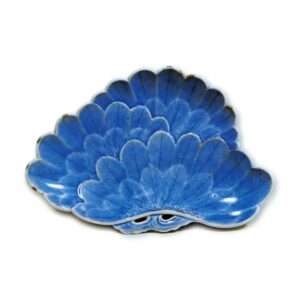 Dish with design of pine branches in three pile. blue and white