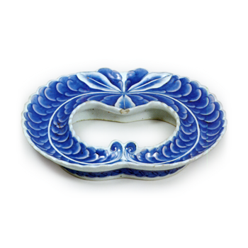 Dish with wistaria Dlossom design, blue and white