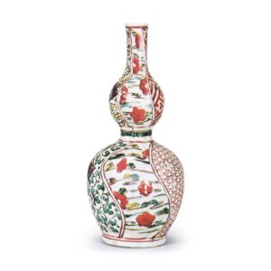 Gourd-shaped wine bottle with spiral design of cherry blossoms afloat the water, enamelled ware