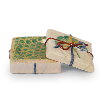 Ninsei: incense caddy in the shape of gencho (an Imperial seasonalgift), enamelled ware