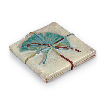 Ninsei: incense caddy in the shape of an Imperial seasonal gift,enamelled ware