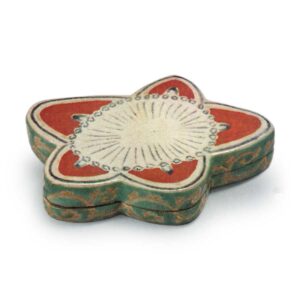 Ninsei: incense caddy in the shape of a plum blossom, enamelled ware