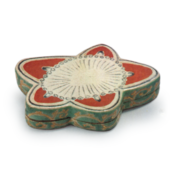 Ninsei: incense caddy in the shape of a plum blossom, enamelled ware