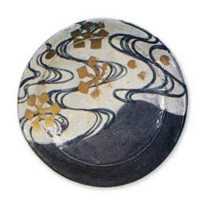 Kenzan: set of dishes with different designs, underglaze brown andblue, overglaze gold