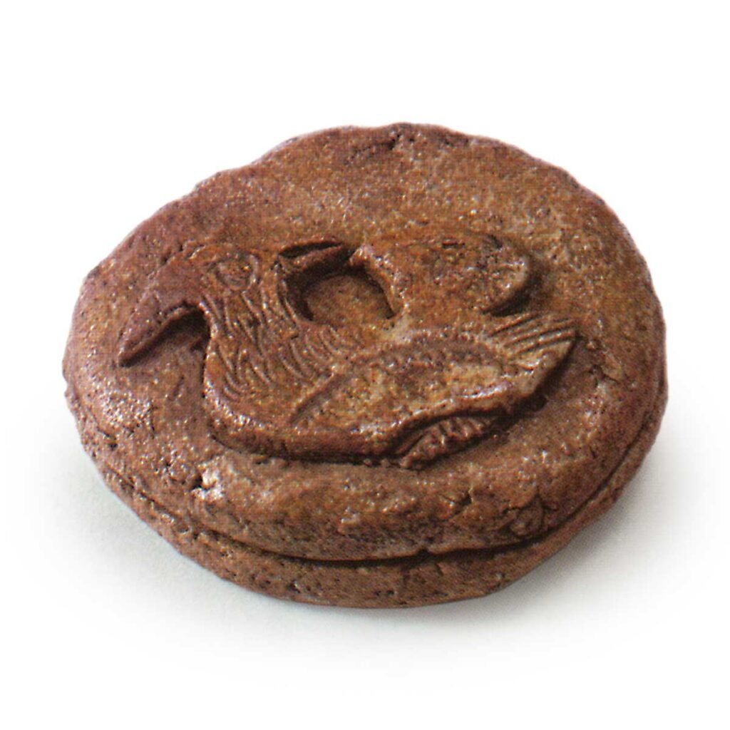 Küchū incense caddy with mandarin duck design, Shigaraki ware