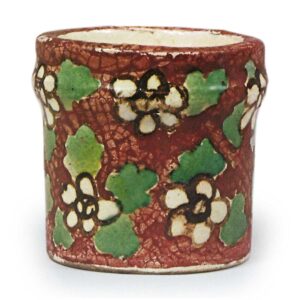 Kenzan: futa-oki (kettle-lid rest for use in tea ceremony) with flowerdesign, enamelled ware