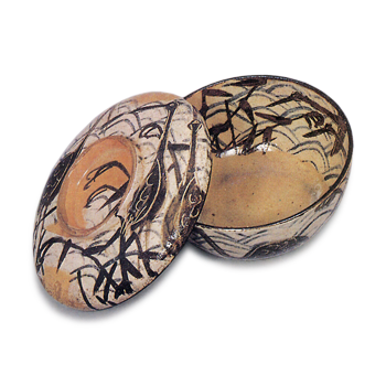 Kenzan: covered bowls with reed and crane design, underglaze brown and blue