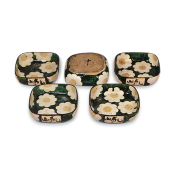 Kenzan: set of small square bowls with rounded corners, with camelliadesign, enamelled ware
