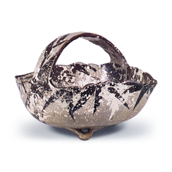 Kenzan: bowl with bail handle with design of snow-covered bamboo,iron brown under glaze