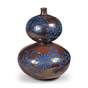 Gourd-shaped wine bottle with chrysanthemum scroll design, underglaze brown, overgalze enamels