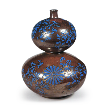 Gourd-shaped wine bottle with chrysanthemum scroll design, underglaze brown, overgalze enamels