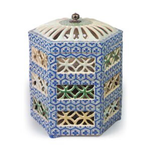 Tiered food box with openwork design of tortoise shell (hexagonal diaper) and shippo, enamelled ware