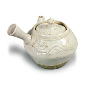 Mokubei: teapot with dragon design, white porcelain