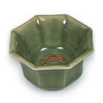 Mokubei: octagonal wine cup with paired fish design, celadon