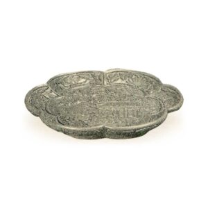 Lacquered tray with wheel-patterned pavilions and figures