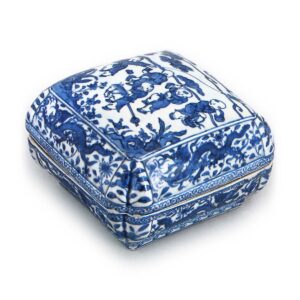 Blue-and-white porcelain serving tray with Tang-style child motif