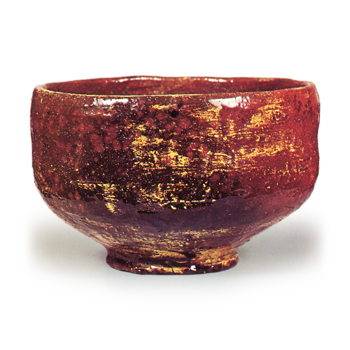 Amayū Tea Bowl, Inscribed “Kan-kiku,” by Dōnyū Height: 8.8 cm, Mouth Diameter: 12.5 cm, Foot Diameter: 6.0 cm This is likely one of Dōnyū’s earliest red raku tea bowls, and its form appears to be based on the Chōjirō-yaki style. The rim curves slightly inward, the body is slender and taut, and the lower section is rounded yet slightly raised. The foot is sharply carved, with a flat footring, and the character “Raku” is clearly stamped inside the foot. Yellow earthenware clay was applied with a brush over the raw clay body, and glaze was applied over that, resulting in a glaze color that shifts like amber glaze. Furthermore, some areas from the rim to the body show fire-induced color changes, and brushstrokes appear in yellow in certain sections. This is one of the representative works among Michiiri’s red raku tea bowls. On the underside of the inner box lid, Ittō has inscribed “Nonkou Red Tea Bowl, Kan-kiku (seal mark),” and on the outer box, Fuzan Seikō has inscribed “Nonkou Red Tea Bowl, also inscribed by Gensai, Kan-kiku (seal mark).”