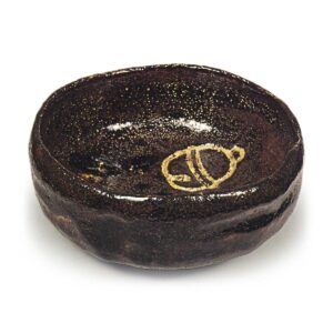 Keinyū: shallow tea bowl with bell design, Black Raku