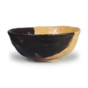 Keinyü: shallow tea bowl, known as "Nowaki", katami-gawari (differing in halves) glazes