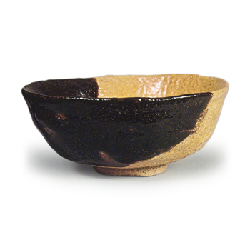 Keinyü: shallow tea bowl, known as "Nowaki", katami-gawari (differing in halves) glazes