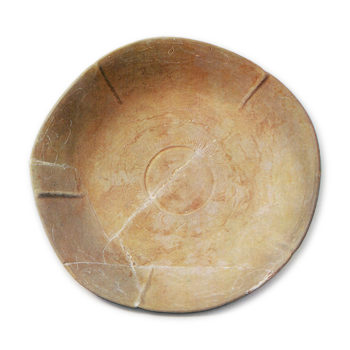 刻有花卉图案的碗